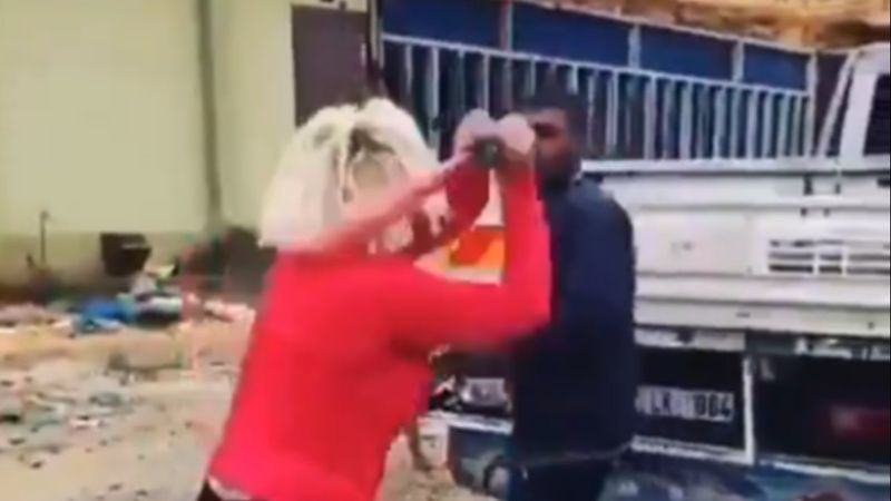 Gaziantep'te köpek mamalarını ve kaplarını çalan hurdacı, hayvansever tarafından dövüldü