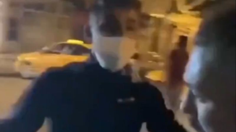 Büyükçekmece'de alkollü saldırgan arkadaşını kaydedip, polislere küfretti