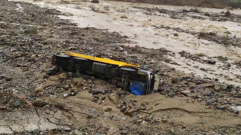 Girersun'da sağanak, iş makinelerini devirdi