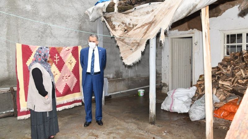 Adıyaman'da evi yıkılmak üzere olan kadına, devlet eli uzandı