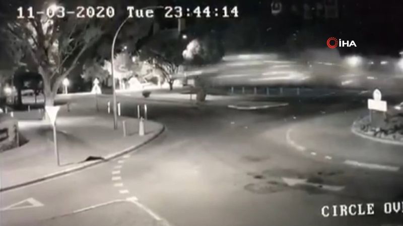 Güney Afrika'da hızını alamayan araç havaya uçtu