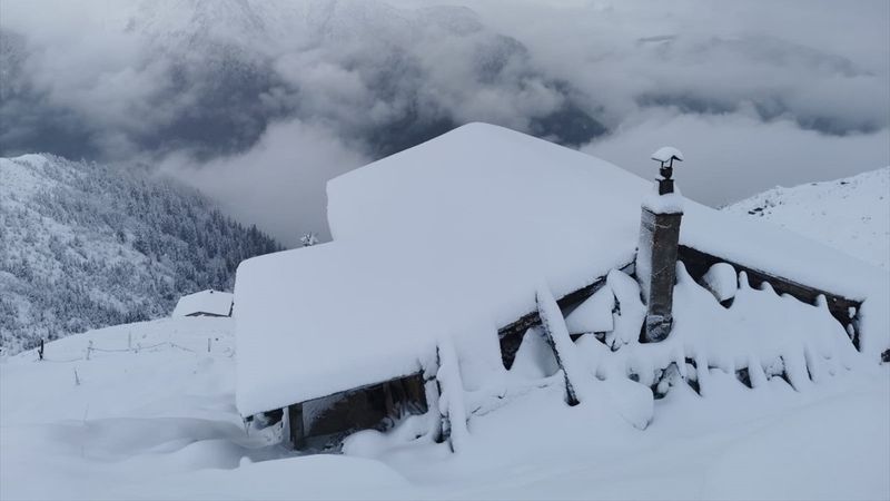 Kaçkar Dağları'ndaki yaylalara kar yağdı