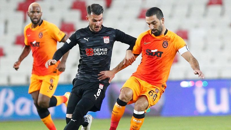 Arda Turan 9 yıl sonra Galatasaray formasıyla gol attı