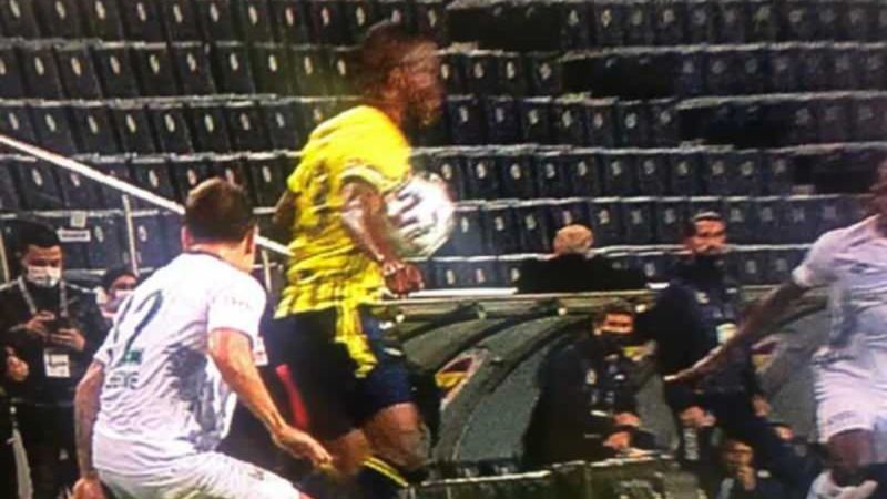 Fenerbahçeliler Pelkas'ın iptal edilen golüne çıldırdı