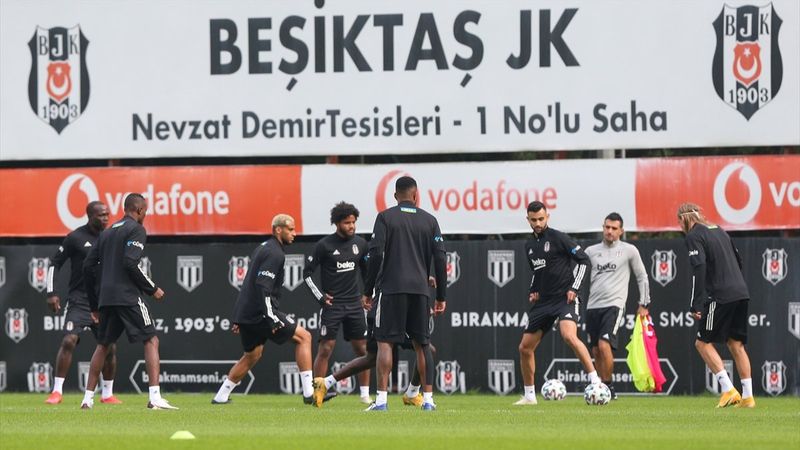 Beşiktaş'ta 3 futbolcu ve bir personel koronaya yakalandı