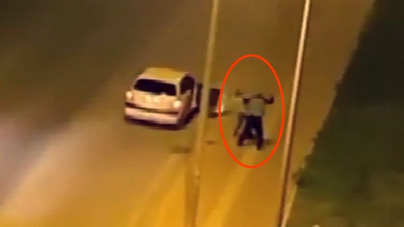 Antalya'da bir kadın, tartıştığı erkeği tokatlayarak tartakladı