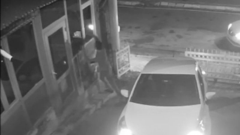 Pendik'te site sakininin güvenlik görevlisine saldırdığı anlar