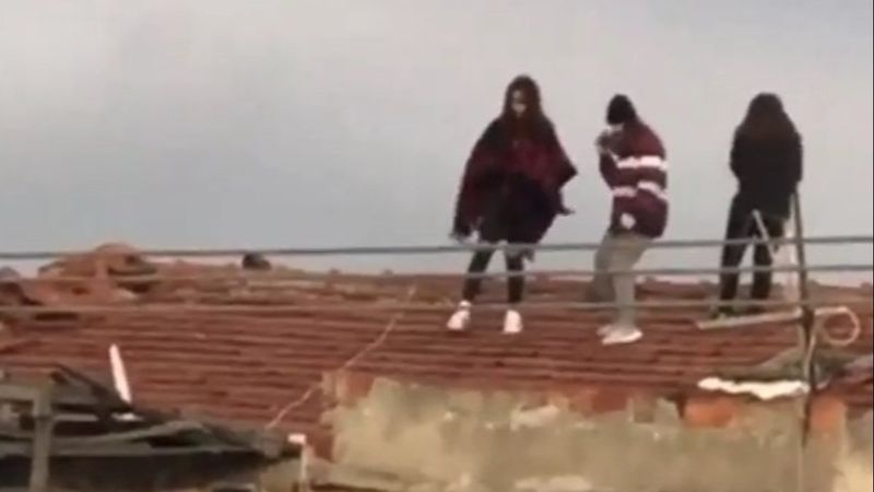 Bursa'da genç kızların tehlikeli çekimi