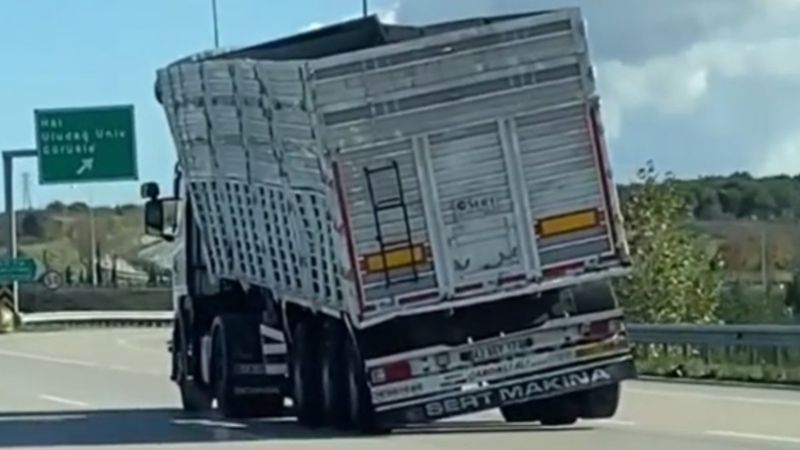 Bursa'da dorsesi yan yatan tırın tehlikeli yolculuğu