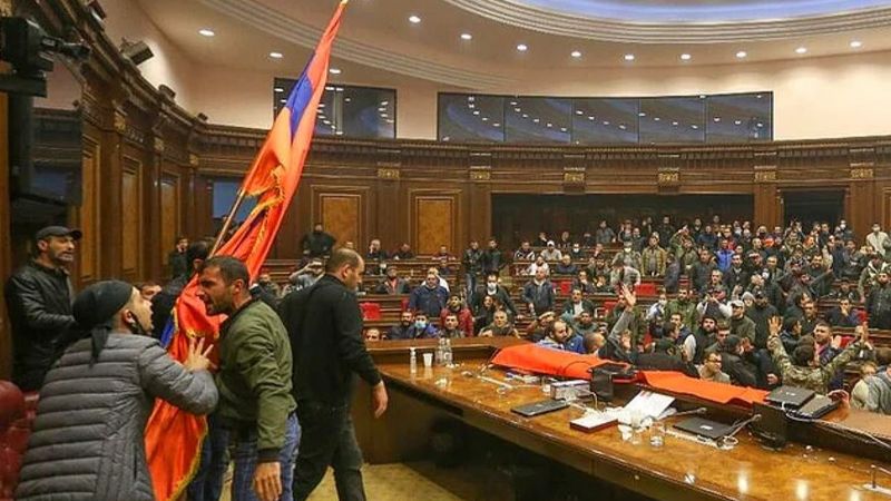 Ermenistan'da muhalif partiler hükümeti protestoya hazırlanıyor