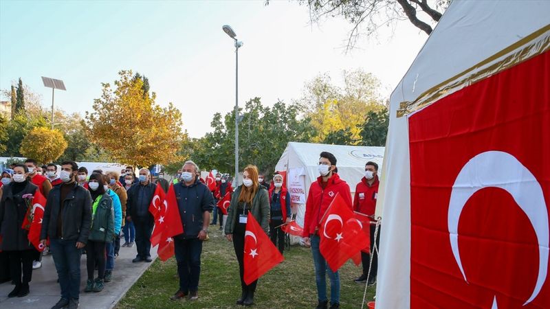 İzmirli depremzedeler, Mustafa Kemal Atatürk'ü andı