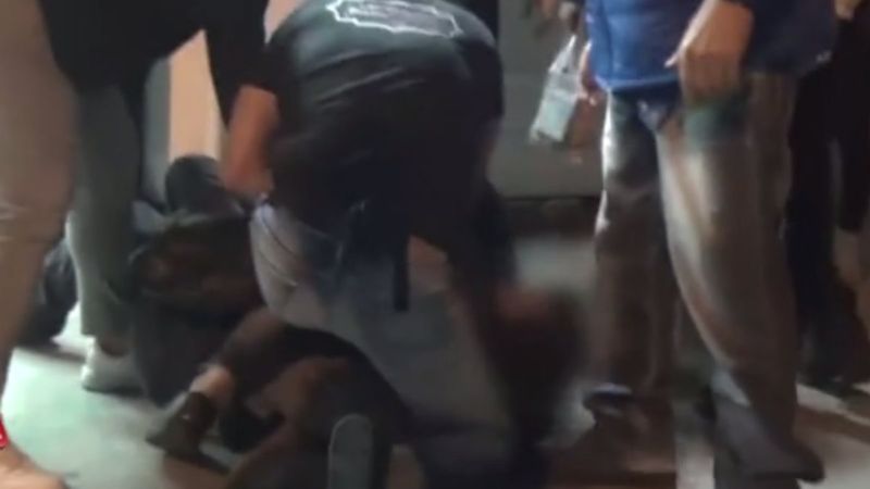 Fatih'te hırsızlık yaptığı marketin çalışanlarıyla tartışınca vatandaştan meydan dayağı yedi