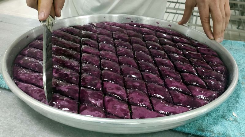 Gaziantep'te mor baklava yapıldı