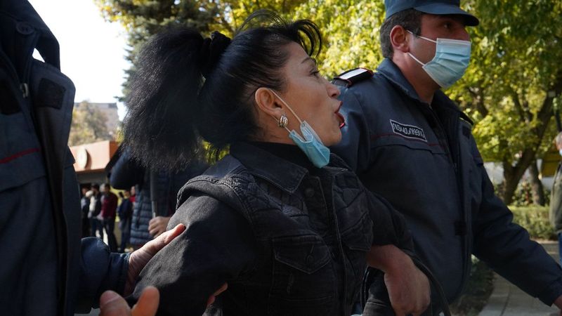 Ermenistan'da Paşinyan'ın istifasını isteyenler gözaltına alındı