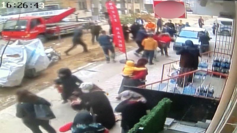 Esenyurt'ta izinsiz kesilen ağaç kavgası kamerada