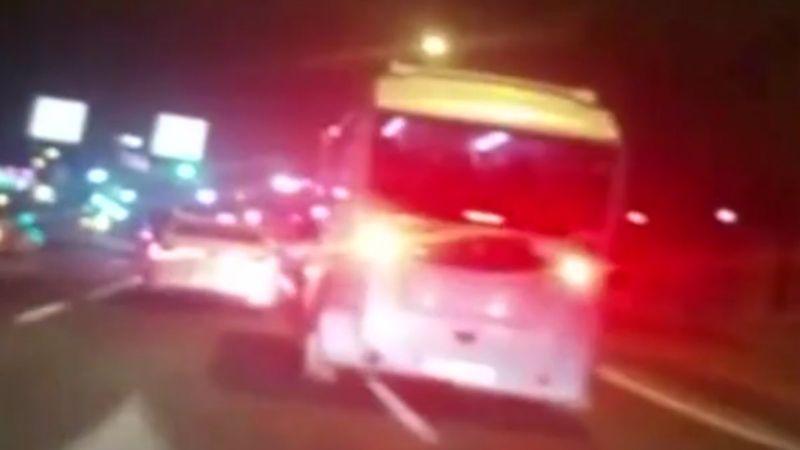 İstanbul'da minibüsçüler yolcu almak için yarıştı