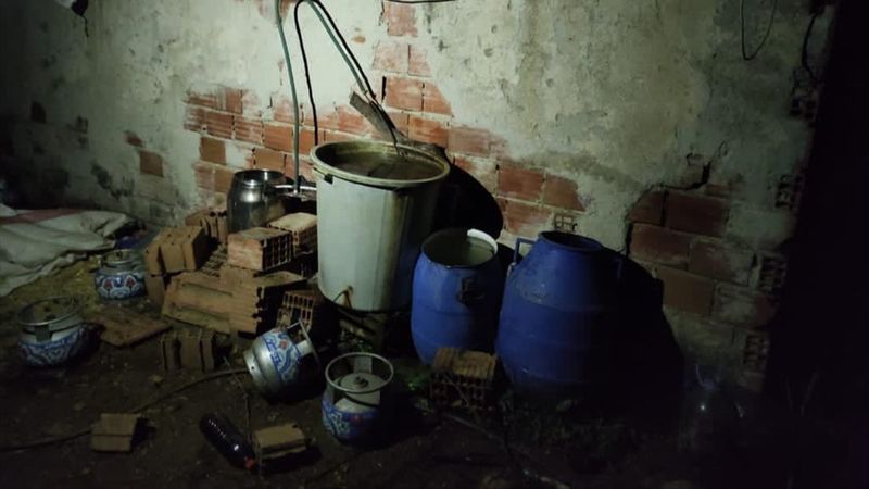 İzmir'de 1035 litre sahte içki ele geçirildi