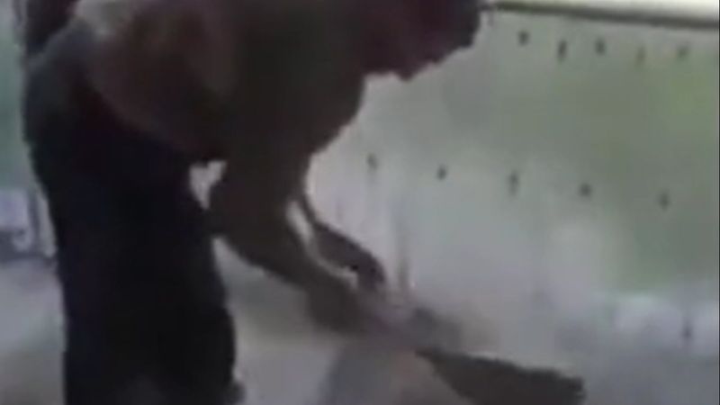 Şuşa'da askerler 28 yıl sonra ilk ezanın okunduğu camide temizlik yaptı