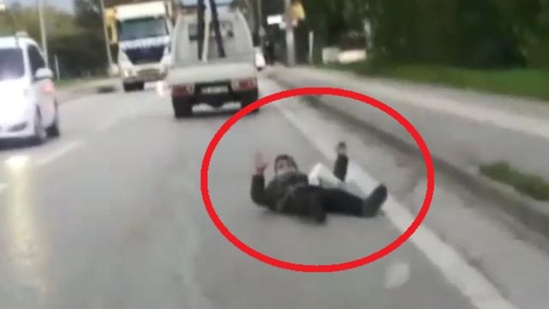Bursa'da kamyonetin arkasına tutunan çocuk, yola düştü