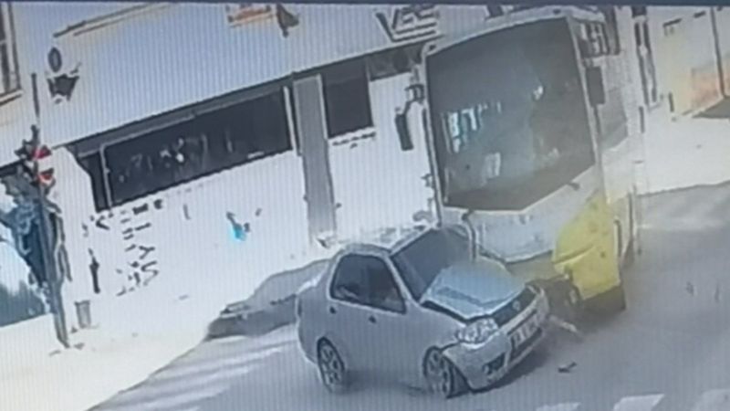Bursa'da özel halk midibüsü ile otomobilin çarpıştığı kaza kamerada