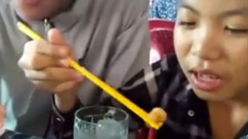 Vietnam'da büyük hindistancevizi kurtlarını canlı canlı yediler