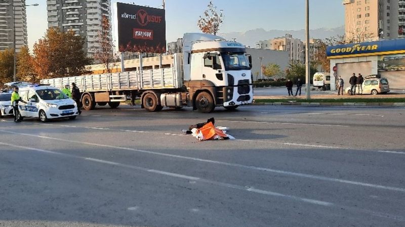 Denizli'de motosikletin kadına çarptığı feci kaza kamerada