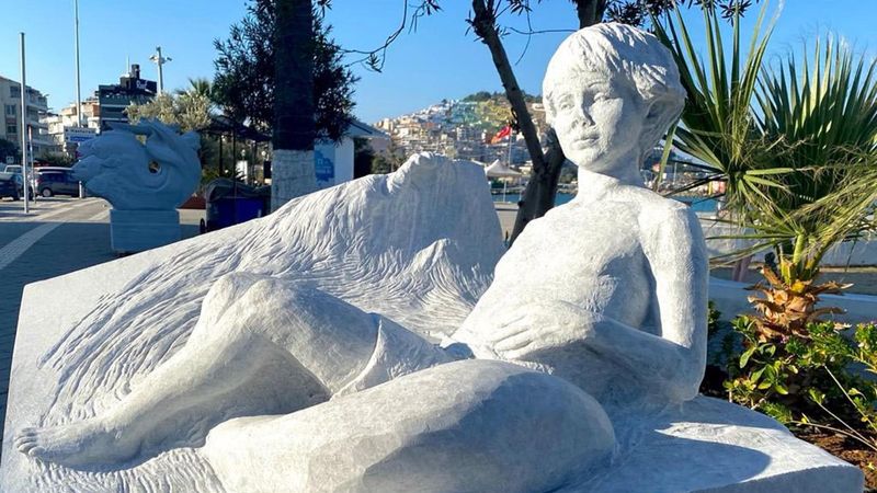 Kuşadası'nda 'Yüzen Çocuk' heykelinin burnunu kırdılar