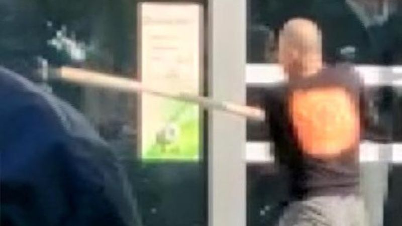 İstanbul'da banka şubesine sopalı saldırı kamerada