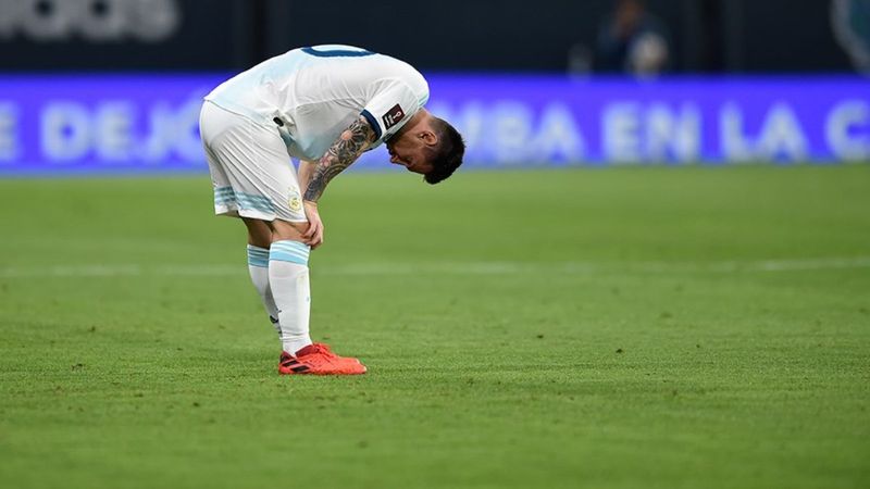 Lionel Messi sahanın ortasında istifra etti