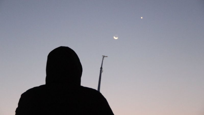 Gökyüzünde ay ile yıldız yan yana geldi