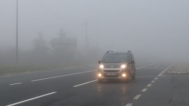 Bolu'da sis etkisini gösterdi