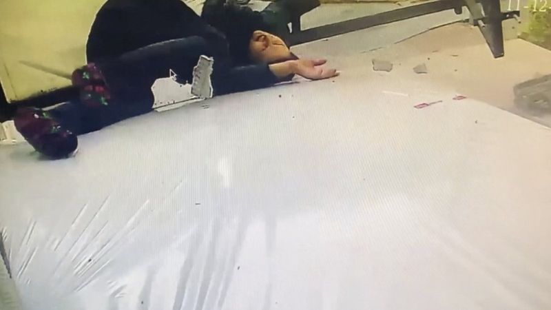 Kağıthane'de temizlik yapan kadının 3. kattan düşme anı