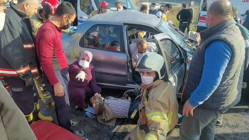 Bursa'da otomobille minibüs çarpıştı: 7 yaralı