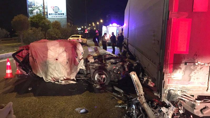 Balıkesir'de tırı yola park eden şoför kazaya sebep oldu