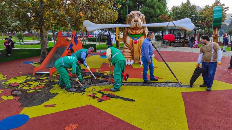 Küçükçekmece'deki park düzenlemesinde Başkan Yardımcısı ve Park Bahçeler Müdürü görevden uzaklaştırıldı