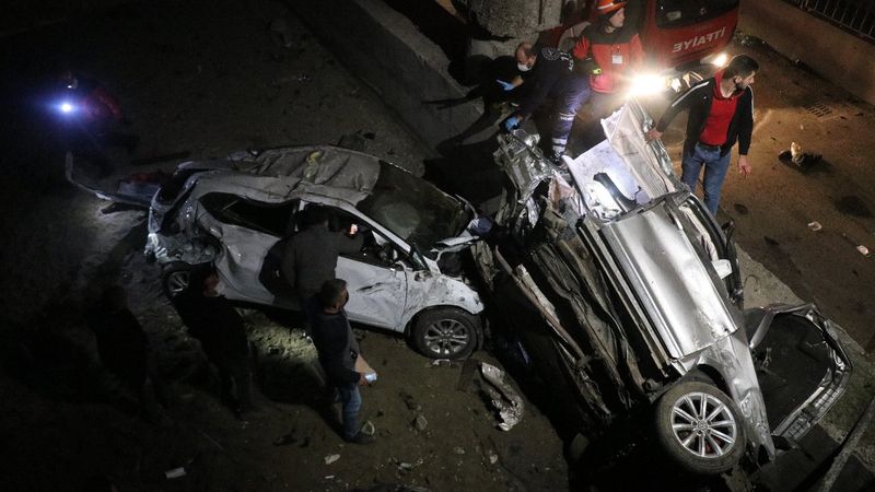 Bolu'da kontrolden çıkan iki araç köprüden aşağı düştü