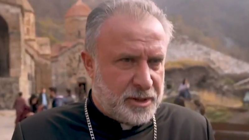 Savaş öncesi silah gösteren Ermeni papaz, müzakere istedi