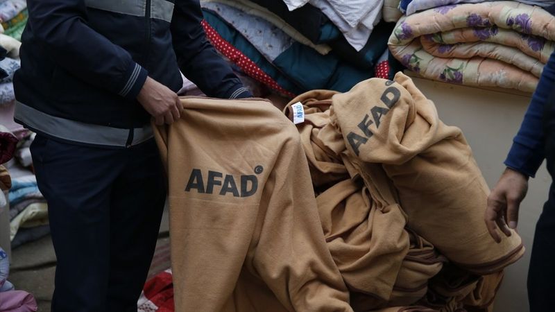 İzmir'de depremzedeler için gönderilen battaniyeleri satmaya çalıştılar