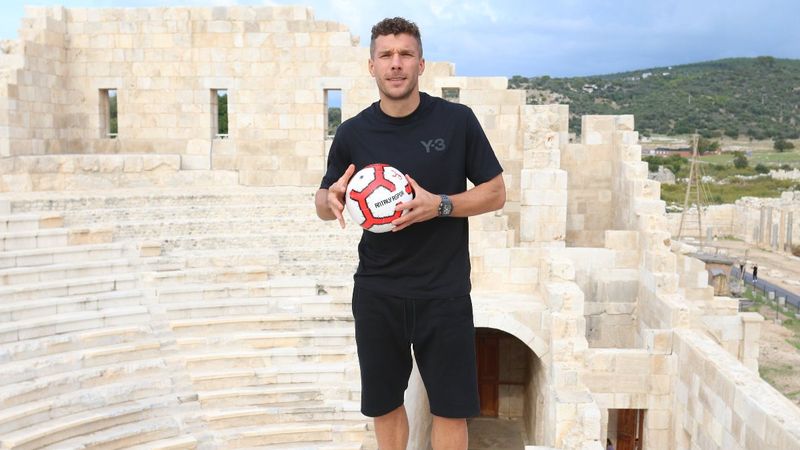 Podolski, Patara'nın tanıtımı için kamera karşısında
