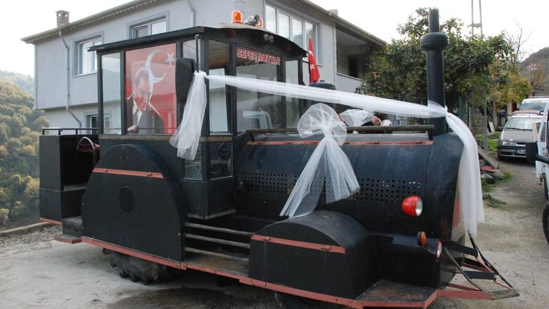 Bartın'da lokomotif görünümlü traktör, gelin arabası oldu