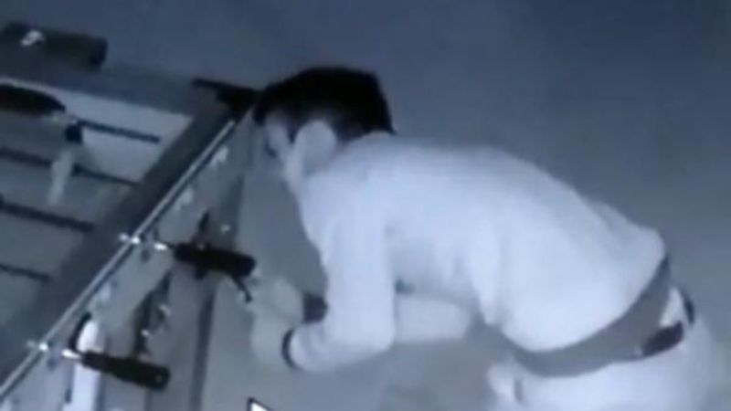 Bursa'da oyun makinesinden para çalınma anı kamerada