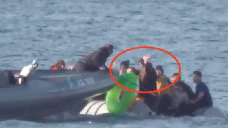 Yunanistan'ın ölüme terk ettiği mültecilere Mehmetçik el uzattı