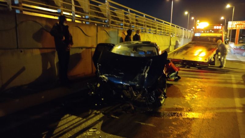 Kocaeli'de meydana gelen kazada şoför yara almadan kurtuldu