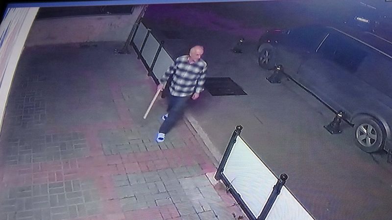 Pendik'te dükkanına giren hırsızı, sopayla kovaladı