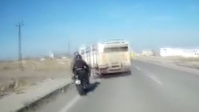 Kars'ta polis memurunun, motosikletle kaza anı kamerada
