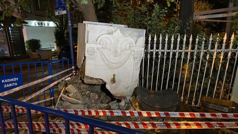 Bağdat Caddesi'ndeki kazada tarihi çeşme zarar gördü