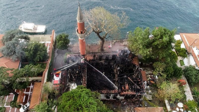 Vaniköy Camisi'nde çıkan yangınla ilgili 5 kişinin ifadesi alındı