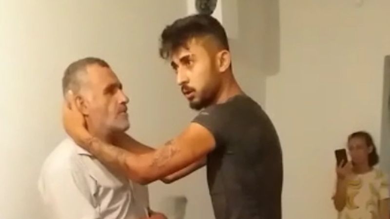 Burdur'da eve çağırdıkları seyyar satıcıyı darbeden şahıslar kamerada