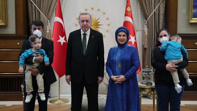 Cumhurbaşkanı Erdoğan, siyam ikizleri Derman ve Yiğit'i Külliye'de ağırladı
