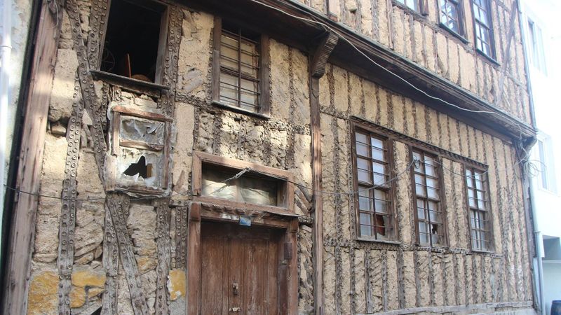 Samsun'da dışı gazoz kapaklarıyla kaplı ev ilgi çekiyor